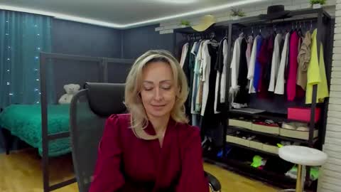 julia__cherry_ online show from December 19, 2:34 pm