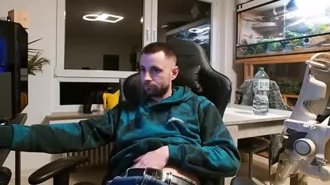 julia_official online show from February 19, 6:29 pm