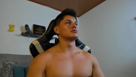 julian_wallace online show from October 22, 5:03 pm