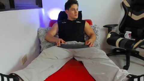 julian_wallace online show from March 23, 7:52 pm