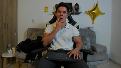 julian_wallace online show from September 26, 6:16 pm