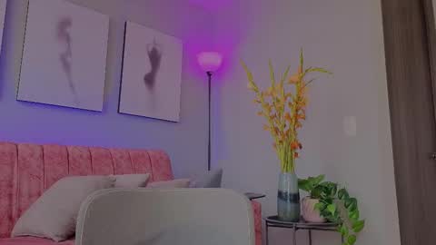 Juliana online show from November 26, 2:25 pm