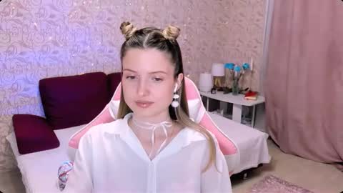 Julie online show from December 3, 5:28 pm