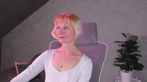 Julie Lucasss online show from March 28, 9:11 am