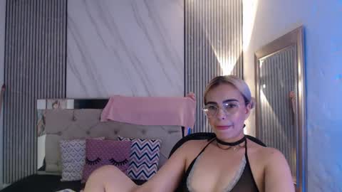 julieta__fox_ online show from May 4, 7:53 pm