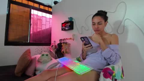 Snapshot of juliette_sweet05 chatting on October 15, 2:51 pm juliette online show from October 15, 2:51 pm