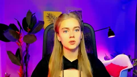 junewoods online show from November 20, 9:19 am