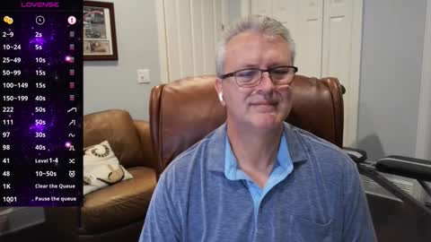 Snapshot of justavoyeurhere chatting on October 29, 11:27 pm Michael online show from October 29, 11:27 pm