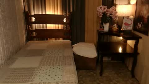 Snapshot of justine_hunk chatting on February 26, 8:17 am justine_hunk online show from February 26, 8:17 am