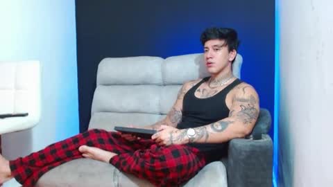 justinfuller_31 online show from May 13, 8:18 pm