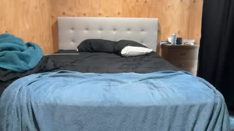 justmoresluts online show from April 4, 9:00 pm