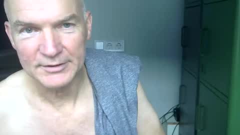 Robbie online show from October 16, 3:33 pm