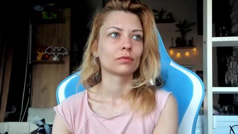 karoline121 online show from March 13, 5:00 am