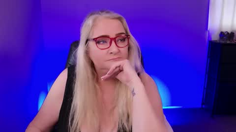 Kat D Sinclair online show from March 21, 4:33 pm