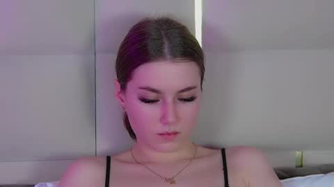 katiereeves online show from November 25, 6:07 pm