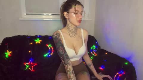 katycherry_ online show from November 24, 7:34 pm