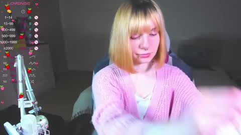 Snapshot of kawaii_power_uwu chatting on January 10, 12:26 pm Kira-chan  online show from January 10, 12:26 pm