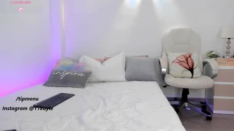 INSTAGRAM AND TW 11kayle online show from November 13, 3:26 pm