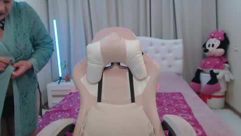 kaylesmoll online show from May 8, 6:46 pm
