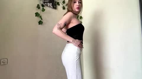 Mia online show from June 4, 11:05 am