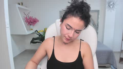 Snapshot of kendaall_jenner chatting on February 1, 8:18 am Kendall Jenner online show from February 1, 8:18 am