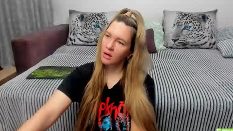 Snapshot of kendra_xx_ chatting on October 22, 1:42 am Kendra online show from October 22, 1:42 am