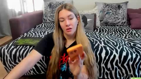 Snapshot of kendra_xx_ chatting on October 1, 2:10 am Kendra online show from October 1, 2:10 am