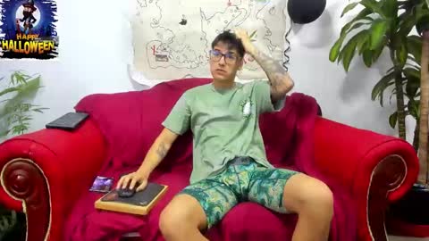 Snapshot of kiindred_ chatting on October 22, 3:21 am Koddy and Volddy online show from October 22, 3:21 am