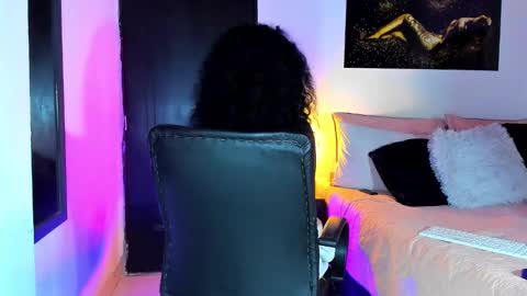 Kimberly Banks online show from January 25, 1:30 pm