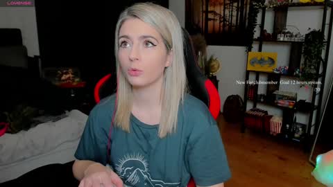 Wolfs Girl online show from March 4, 6:49 pm