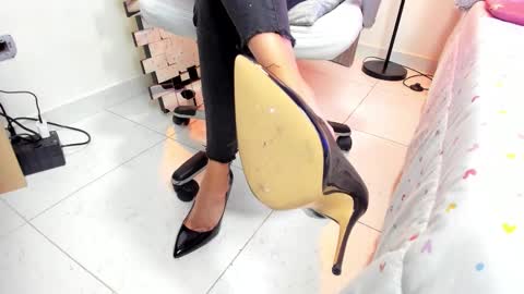 kimmberly_saenz_ online show from October 23, 11:05 pm