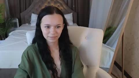 kira_bliss_ online show from August 10, 3:33 am