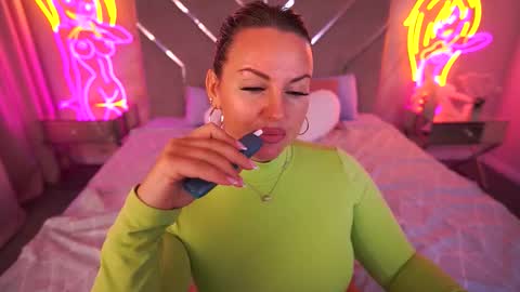 Kira online show from September 25, 9:55 pm