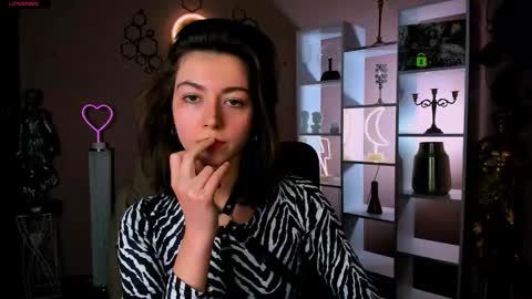 kitniss online show from November 16, 8:33 pm