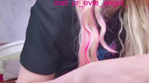 Evelyn online show from May 10, 2:45 pm
