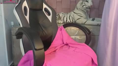 Snapshot of kitty_fox_b chatting on October 16, 1:33 pm kitty_fox_b online show from October 16, 1:33 pm