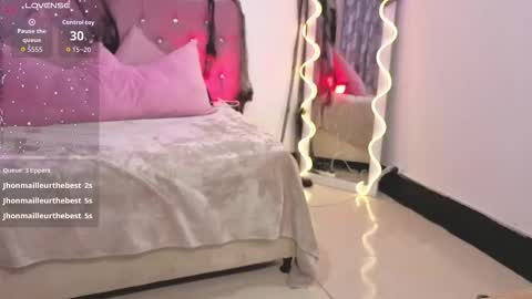 Snapshot of kittystar_tay chatting on October 23, 12:17 pm Kitty online show from October 23, 12:17 pm