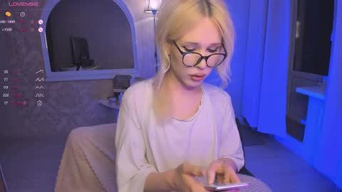 kristialsoopp online show from April 7, 6:43 pm