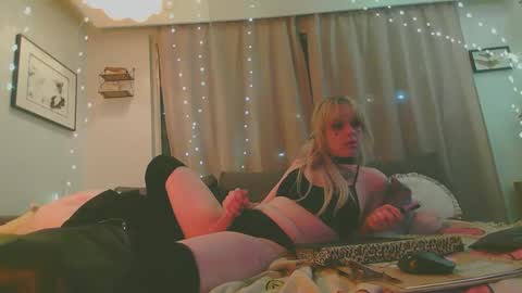 krystalvenison online show from December 16, 12:00 pm