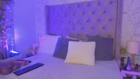 kyaraebony_ online show from January 12, 5:45 am