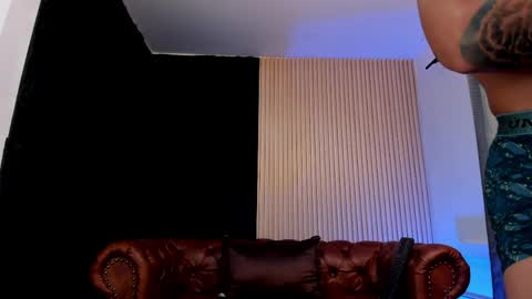 kylenorth_ online show from April 8, 2:31 pm