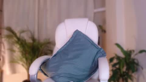 l_e_a online show from March 1, 8:45 am