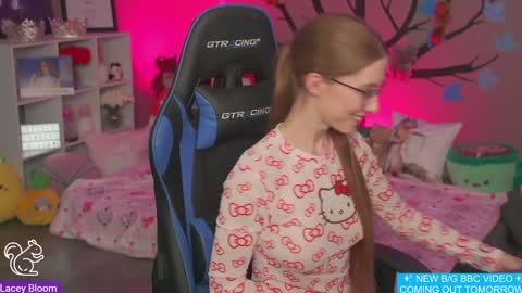 Lacey Bloom online show from February 6, 2:33 am