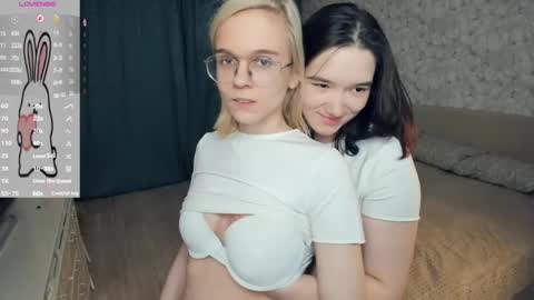 Violet and Isabel online show from May 4, 8:59 pm