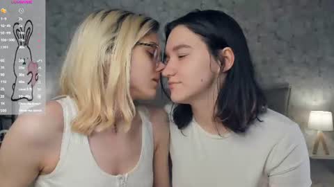 Violet and Isabel online show from August 6, 7:06 am