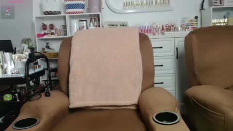 Snapshot of ladii_mia chatting on October 27, 1:49 am Mia online show from October 27, 1:49 am