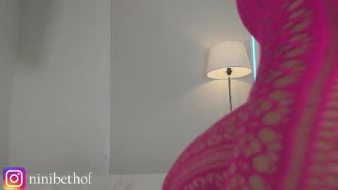 Snapshot of lady_ni chatting on February 25, 1:43 pm    700  1300 -5 online show from February 25, 1:43 pm