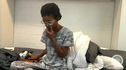 lalunevelvet online show from March 8, 12:00 am