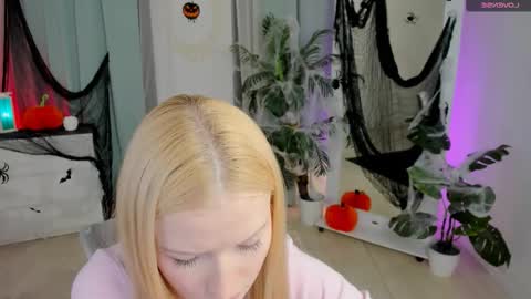 Laly online show from October 20, 4:12 pm