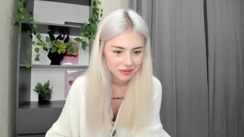 Snapshot of lama0 chatting on September 22, 9:46 am Erika online show from September 22, 9:46 am